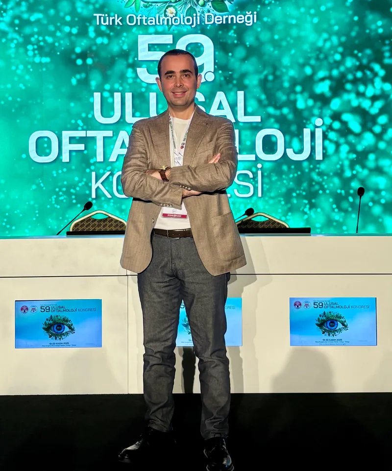 59. Ulusal Oftalmoloji Kongresi sahnesinde ayakta duran Prof. Dr. Yusuf Yıldırım.