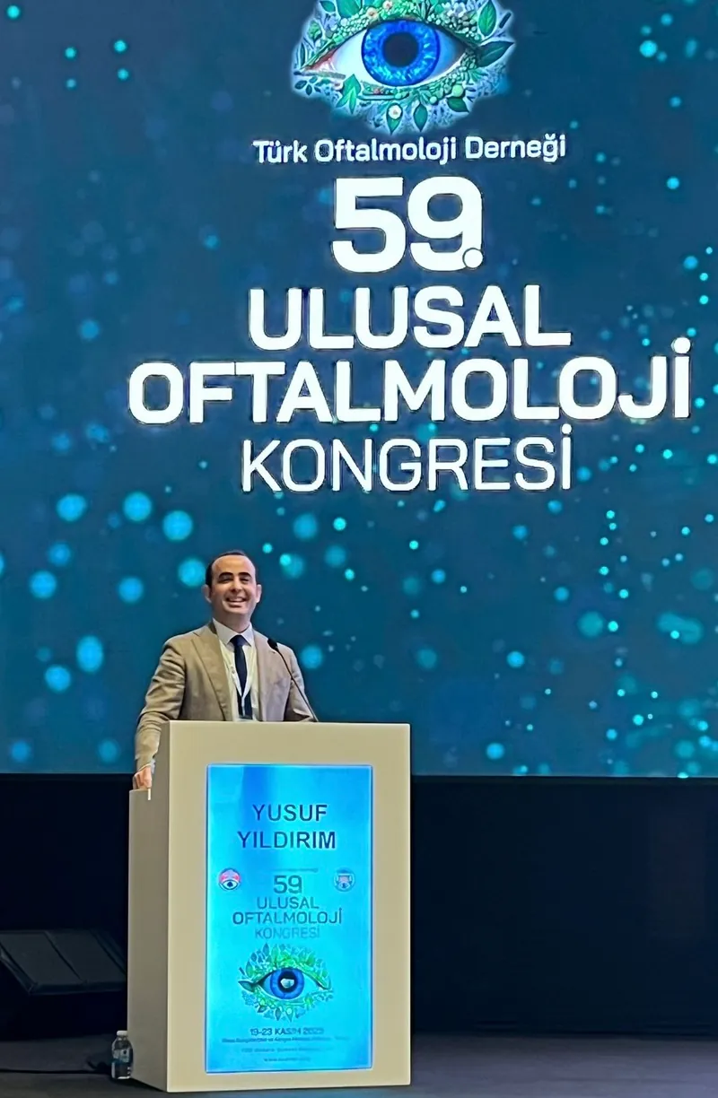 59. Ulusal Oftalmoloji Kongresi'nde kürsüde konuşma yapan Prof. Dr. Yusuf Yıldırım.