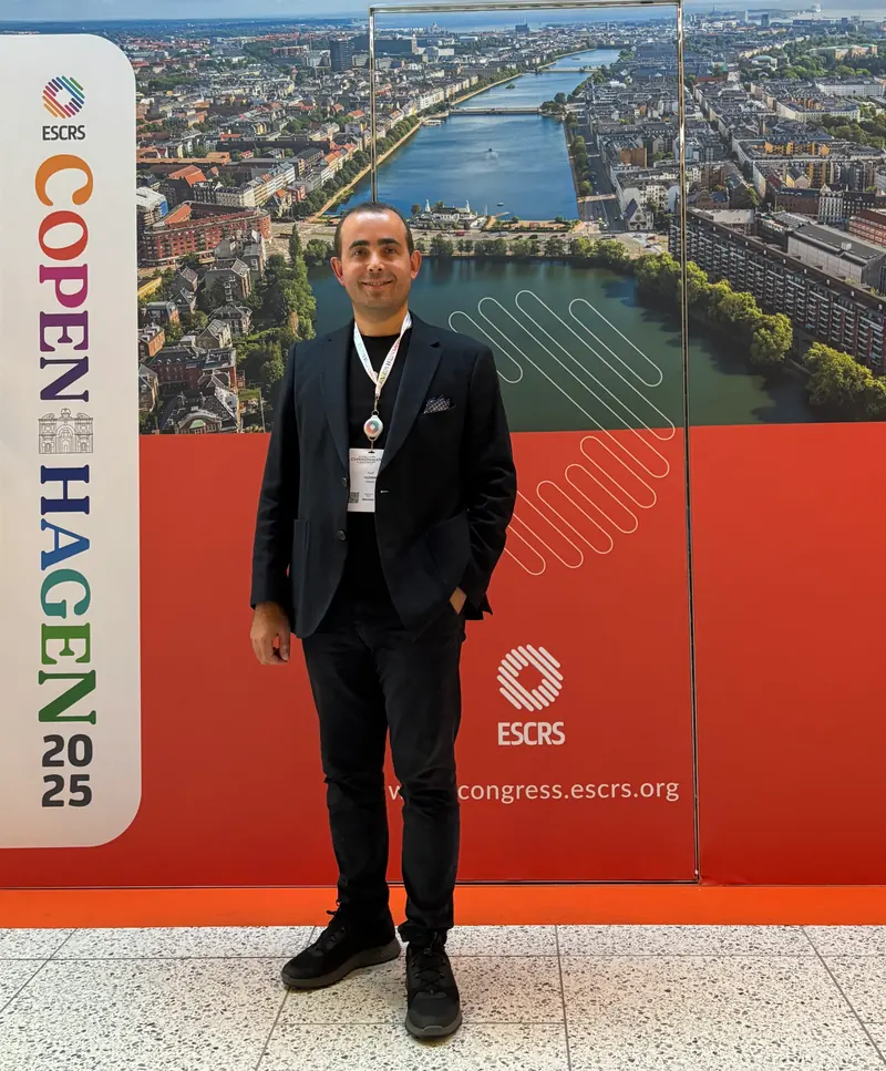 ESCRS Kongresi Copenhagen 2025 panosu önünde Prof. Dr. Yusuf Yıldırım.