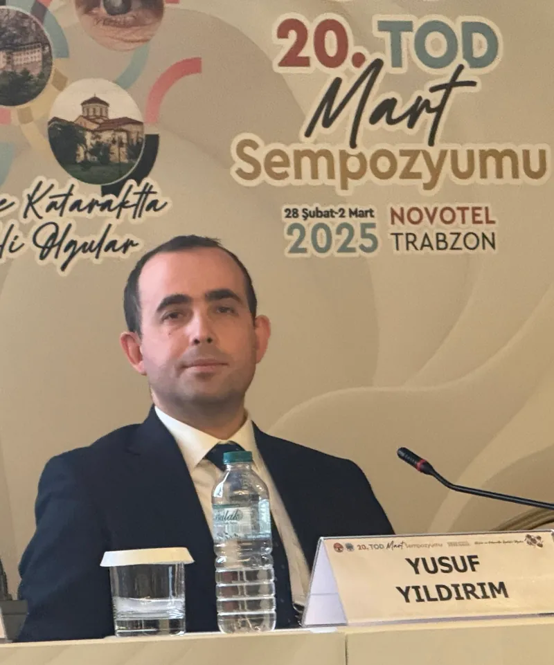 Trabzon'daki 20. TOD Mart Sempozyumu'nda (2025) panelde, önünde isim kartıyla Prof. Dr. Yusuf Yıldırım.